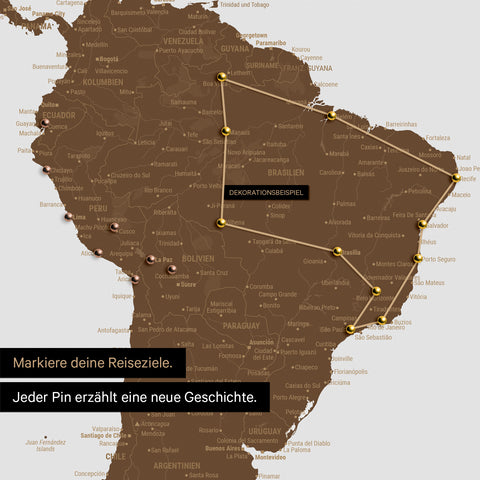 Détail d'une carte du monde en Carte à épingles marron avec des épingles montrant un itinéraire de voyage tracé en Amérique du Sud à travers les pays Brésil, Pérou et Équateur