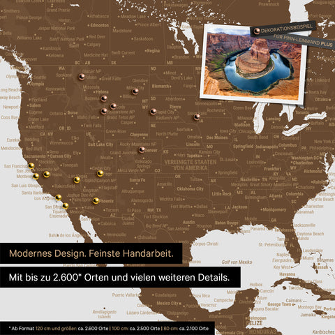 Carte du monde détaillée en marron, conçue comme un tableau d'affichage pour marquer jusqu'à 2 600 destinations de voyage aux États-Unis, au Canada et au Mexique, idéale pour la représentation visuelle des voyages passés et des projets de voyage futurs