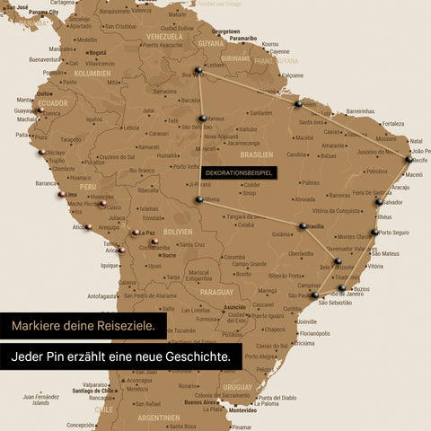 Détail d'une carte du monde en Carte à épingles bronze avec des épingles montrant un itinéraire de voyage tracé en Amérique du Sud à travers les pays Brésil, Pérou et Équateur