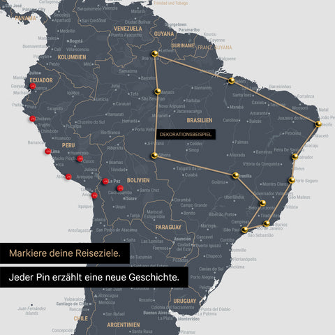 Détail d'une carte du monde en Carte à épingles Denim Blue avec des épingles montrant un itinéraire de voyage tracé en Amérique du Sud à travers les pays Brésil, Pérou et Équateur