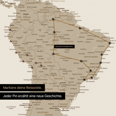 Détail d'une carte du monde en Carte à épingles couleur Desert Sand (beige) avec des épingles montrant un itinéraire de voyage tracé en Amérique du Sud à travers les pays Brésil, Pérou et Équateur