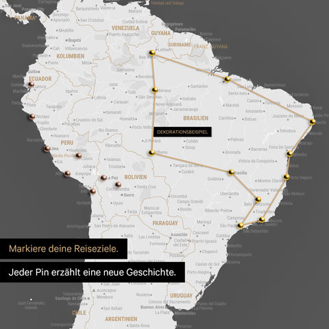 Détail d'une carte du monde en Carte à épingles gris foncé avec des épingles montrant un itinéraire de voyage tracé en Amérique du Sud à travers les pays Brésil, Pérou et Équateur