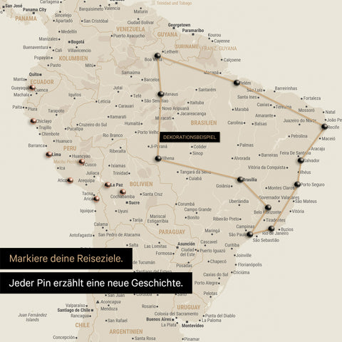 Détail d'une carte du monde en Carte à épingles dorée avec des épingles montrant un itinéraire de voyage tracé en Amérique du Sud à travers les pays Brésil, Pérou et Équateur
