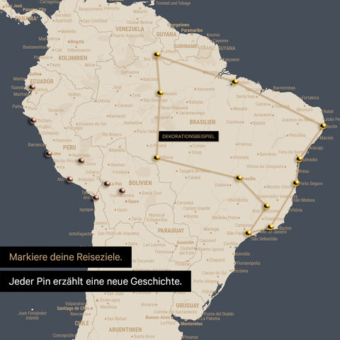 Détail d'une carte du monde en Carte à épingles en Hale Navy (bleu marine foncé or) avec des épingles montrant un itinéraire de voyage tracé en Amérique du Sud à travers les pays Brésil, Pérou et Équateur