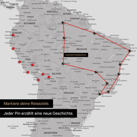 Détail d'une carte du monde en Carte à épingles gris clair avec des épingles montrant un itinéraire de voyage tracé en Amérique du Sud à travers les pays Brésil, Pérou et Équateur