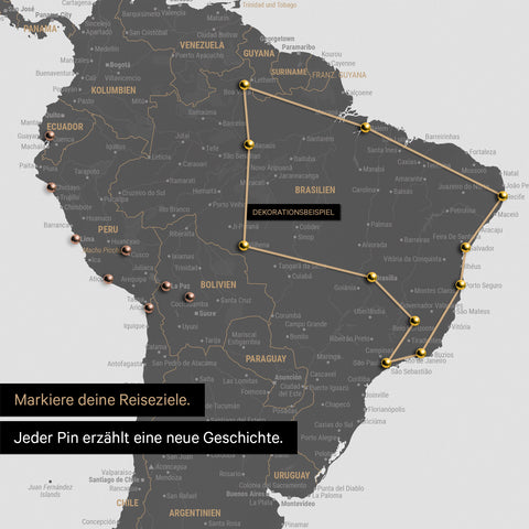 Détail d'une carte du monde en Carte à épingles en gris clair avec des épingles montrant un itinéraire de voyage tracé en Amérique du Sud à travers les pays Brésil, Pérou et Équateur