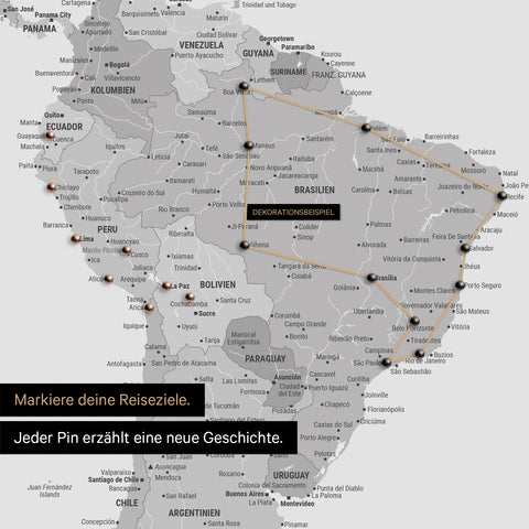 Détail d'une carte du monde en Carte à épingles multicolore gris avec des épingles montrant un itinéraire de voyage tracé en Amérique du Sud à travers les pays Brésil, Pérou et Équateur
