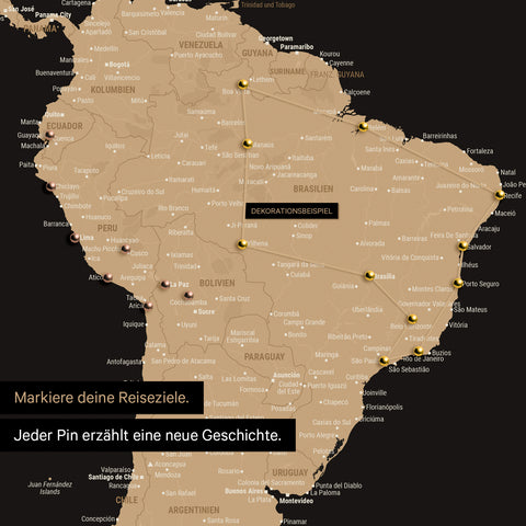 Détail d'une carte du monde en Carte à épingles Sonar Black (noir et or) avec des épingles montrant un itinéraire de voyage tracé en Amérique du Sud à travers les pays Brésil, Pérou et Équateur