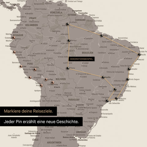 Détail d'une carte du monde en Carte à épingles en Warmgray (brun-gris) avec des épingles montrant un itinéraire de voyage tracé en Amérique du Sud à travers les pays Brésil, Pérou et Équateur