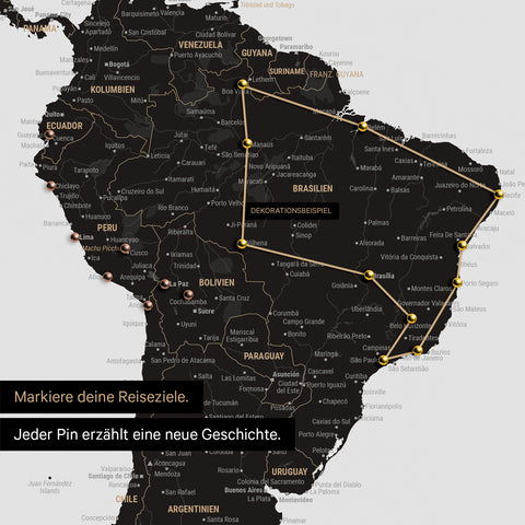 Détail d'une carte du monde en Carte à épingles Light Black (Blanc Noir) avec des épingles montrant un itinéraire tracé en Amérique du Sud à travers les pays Brésil, Pérou et Équateur