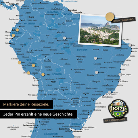 Détail d'une carte du monde magnétique en tableau magnétique multicolore bleu montrant l'Amérique du Sud avec une photo épinglée ainsi que des aimants de voyage et de vacances