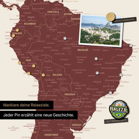 Détail d'une carte du monde magnétique en tableau magnétique rouge Bordeaux montrant l'Amérique du Sud avec une photo épinglée ainsi que des aimants de voyage et de vacances