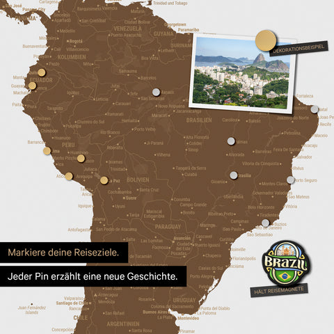 Détail d'une carte du monde magnétique en tableau magnétique marron montrant l'Amérique du Sud avec une photo épinglée ainsi que des aimants de voyage et de vacances
