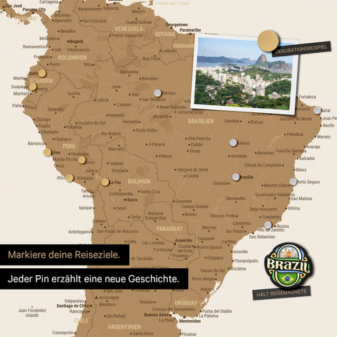 Détail d'une carte du monde magnétique en bronze montrant l'Amérique du Sud avec une photo épinglée ainsi que des aimants de voyage et de vacances