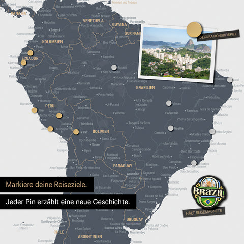Détail d'une carte du monde magnétique en tableau magnétique bleu denim montrant l'Amérique du Sud avec une photo épinglée ainsi que des aimants de voyage et de vacances