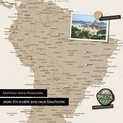 Détail d'une carte du monde magnétique en tableau magnétique couleur sable désert (beige) montrant l'Amérique du Sud avec une photo épinglée ainsi que des aimants de voyage et de vacances