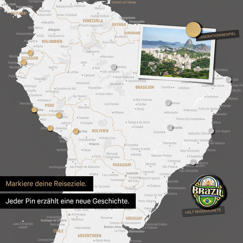 Détail d'une carte du monde magnétique en tableau magnétique gris foncé montrant l'Amérique du Sud avec une photo épinglée ainsi que des aimants de voyage et de vacances