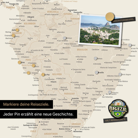 Détail d'une carte du monde magnétique en or utilisée comme tableau magnétique, montrant l'Amérique du Sud avec une photo épinglée ainsi que des aimants de voyage et de vacances