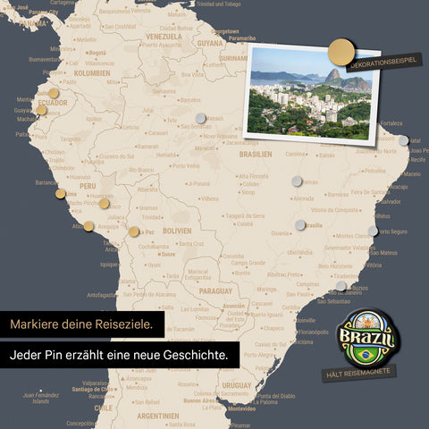 Détail d'une carte du monde magnétique en tableau magnétique en Hale Navy (bleu foncé et or) montrant l'Amérique du Sud avec une photo épinglée ainsi que des aimants de voyage et de vacances