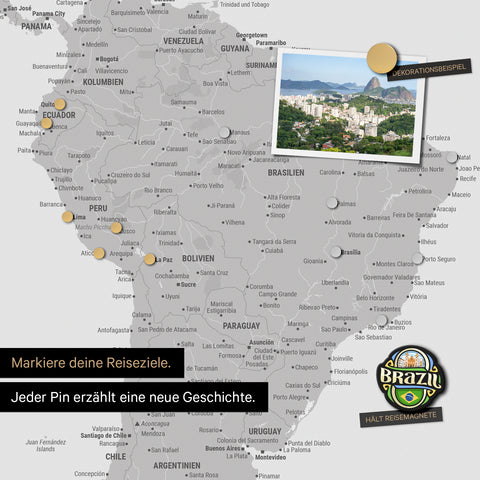 Détail d'une carte du monde magnétique en tableau magnétique gris clair montrant l'Amérique du Sud avec une photo épinglée ainsi que des aimants de voyage et de vacances