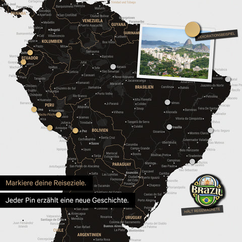 Détail d'une carte du monde magnétique en tableau magnétique Light Black (Blanc Noir) montrant l'Amérique du Sud avec une photo épinglée ainsi que des aimants de voyage et de vacances