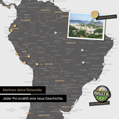 Détail d'une carte du monde magnétique en gris clair montrant l'Amérique du Sud avec une photo épinglée ainsi que des aimants de voyage et de vacances
