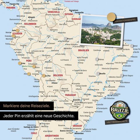 Détail d'une carte du monde magnétique en tableau magnétique Multicolor Classic montrant l'Amérique du Sud avec une photo épinglée ainsi que des aimants de voyage et de vacances
