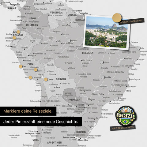 Détail d'une carte du monde magnétique en tableau magnétique multicolore gris montrant l'Amérique du Sud avec une photo épinglée ainsi que des aimants de voyage et de vacances
