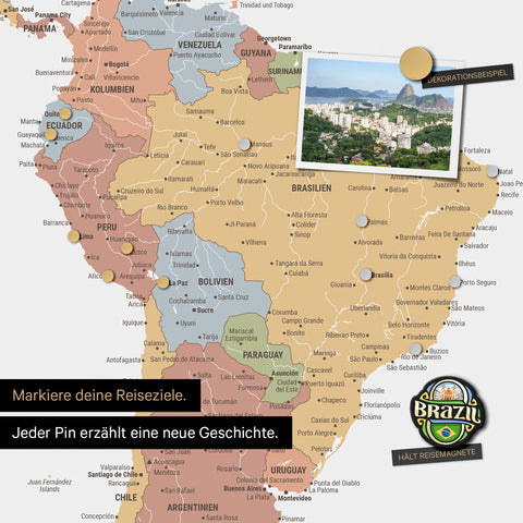 Détail d'une carte du monde magnétique en tableau magnétique multicolore Sienne montrant l'Amérique du Sud avec une photo épinglée ainsi que des aimants de voyage et de vacances