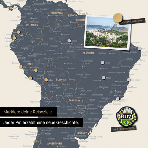 Détail d'une carte du monde magnétique en tableau magnétique multicolore Navy Light montrant l'Amérique du Sud avec une photo épinglée ainsi que des aimants de voyage et de vacances