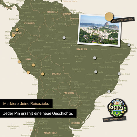 Détail d'une carte du monde magnétique en tableau magnétique vert olive montrant l'Amérique du Sud avec une photo épinglée ainsi que des aimants de voyage et de vacances