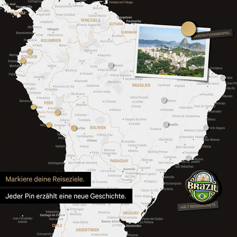 Détail d'une carte du monde magnétique en noir et blanc montrant l'Amérique du Sud avec une photo épinglée ainsi que des aimants de voyage et de vacances