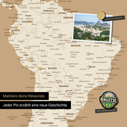Détail d'une carte du monde magnétique en tableau magnétique Treasure Gold montrant l'Amérique du Sud avec une photo épinglée ainsi que des aimants de voyage et de vacances
