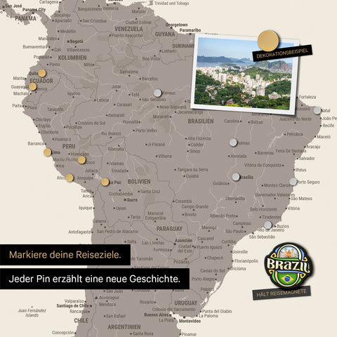 Détail d'une carte du monde magnétique en tableau magnétique Warmgray (brun-gris) montrant l'Amérique du Sud avec une photo épinglée ainsi que des aimants de voyage et de vacances