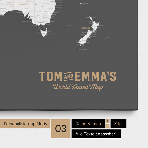 Personalisierung einer Weltkarte Pinnwand in Dunkelgrau mit einem Logo im Vintage-Look, bei dem die Namen und die Unterzeile „World Travel Map“ geändert werden kann