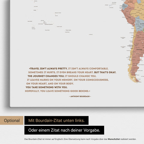 Carte du monde en multicolore Sienne avec une citation imprimée d'Anthony Bourdain, qui peut être remplacée par une autre citation de votre choix lors de la personnalisation