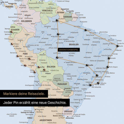 Détail d'une carte politique du monde en Carte à épingles multicolore Atlas avec des épingles montrant un itinéraire de voyage tracé en Amérique du Sud à travers les pays Brésil, Pérou et Équateur