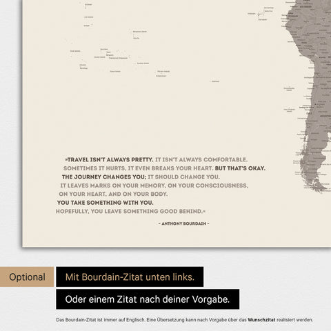 Carte du monde en couleur Warmgray (brun-gris) avec une citation imprimée d'Anthony Bourdain, qui peut être remplacée par n'importe quelle autre citation lors d'une personnalisation