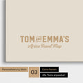 Personalisierung einer Afrika-Karte Pinnwand in Warmgray (Braun-Grau) mit einem Logo im Vintage-Look