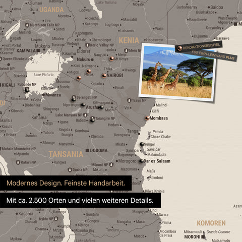 Detailreiche Afrika-Karte als Pinnwand in Warmgray (Braun-Grau) zur Markierung von 2.500 Reisezielen in Tansania, Kenia und vielen anderen afrikanischen Ländern – ideal für die Markierung vergangener Reisen und zukünftiger Reisepläne