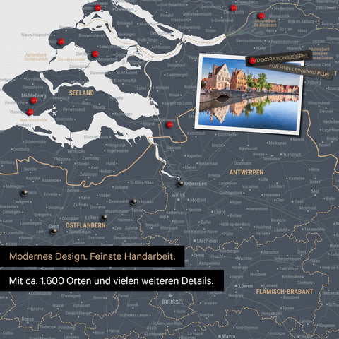 Benelux-Landkarte in Denim Blue als Leinwand zum Pinnen zeigt einen Ausschnitt von Seeland, Ostflandern und Antwerpen mit vielen Details wie Nationalparks, Flüssen und zahlreichen kleinen Orten und Städten, die teilweise mit Pins markiert sind