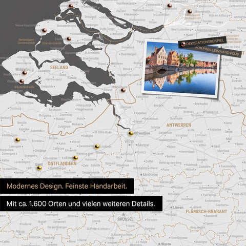 Benelux-Landkarte in Dunkelgrau als Leinwand zum Pinnen zeigt einen Ausschnitt von Seeland, Ostflandern und Antwerpen mit vielen Details wie Nationalparks, Flüssen und zahlreichen kleinen Orten und Städten, die teilweise mit Pins markiert sind