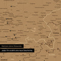 Detail einer DACH-Karte als Pinn-Leinwand in Bronze mit Pins in Deutschland, Österreich und Schweiz