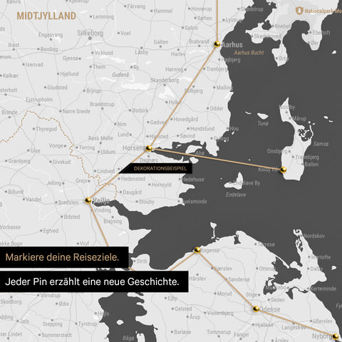Detaillierte Dänemark-Karte als Pinn-Leinand in der Farbe Dunkelgrau, auf der Reiseziele in Midtjylland mit Pins markiert sind und eine Reiseroute mit Garn abgebildet ist