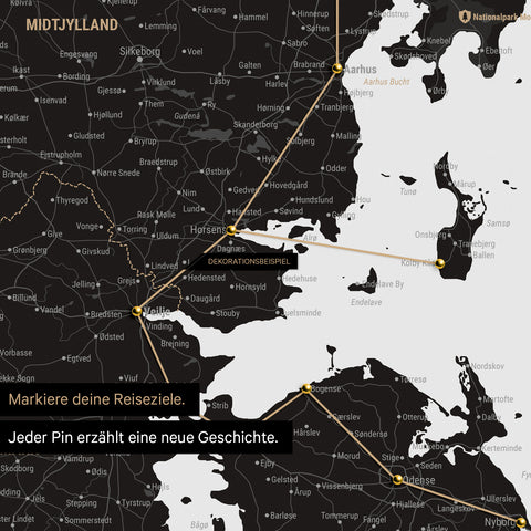 Detaillierte Dänemark-Karte als Pinn-Leinand in der Farbe Light Black, auf der Reiseziele in Midtjylland mit Pins markiert sind und eine Reiseroute mit Garn abgebildet ist