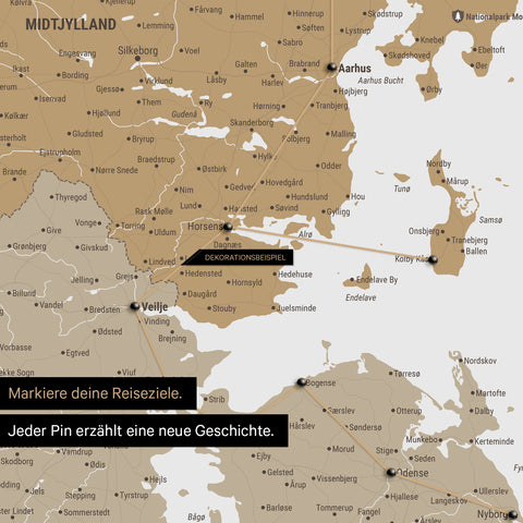 Detaillierte Dänemark-Karte als Pinn-Leinand in der Farbe Multicolor Beige, auf der Reiseziele in Midtjylland mit Pins markiert sind und eine Reiseroute mit Garn abgebildet ist