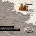 Detail einer magnetischen Deutschland-Karte als Magnettafel in Warmgray (Braun-Grau) zeigt Schleswig-Holstein mit einem angepinnten Urlaubsfoto sowie Reise- und Urlaubsmagnete