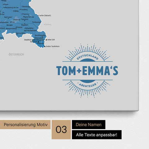 Deutschland-Karte als Pinn-Leinwand in Blau mit eingedruckten Namen als Logo in Form einer Sonne
