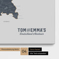 Deutschland-Karte als Pinn-Leinwand in Denim Blue mit eingedruckten Logo im Vintage-Look