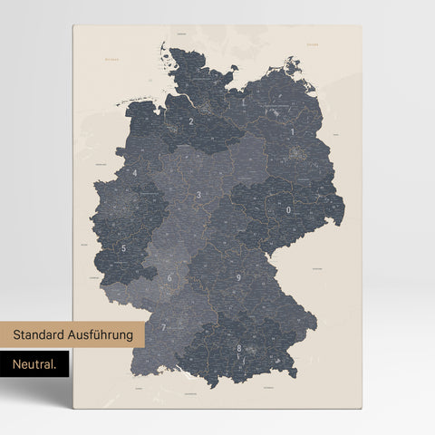 Neutrale schlichte Standard-Ausführung einer Deutschland-Karte mit Postleitzahlen als Pinn-Leinwand in Navy Light